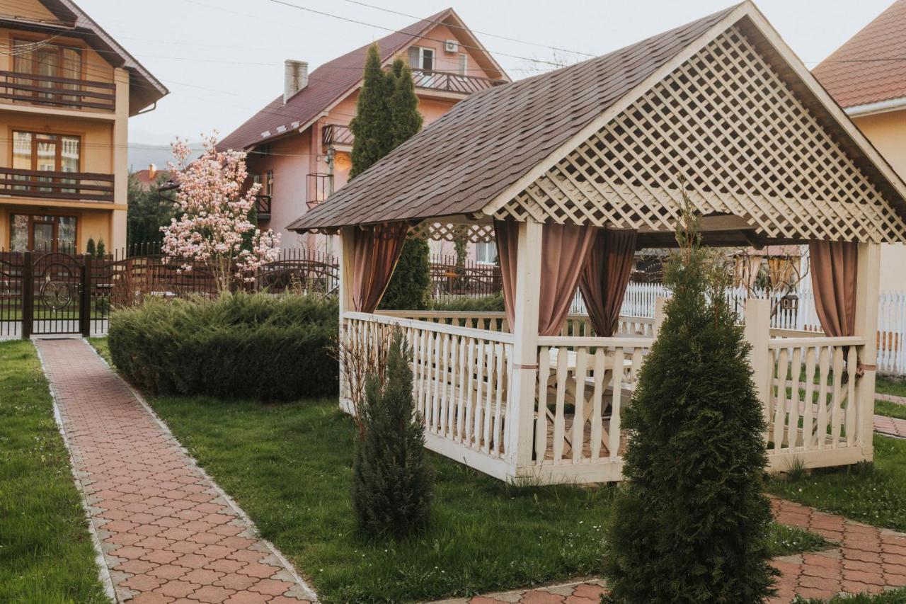 У Оксани Hotel Solochyn Eksteriør billede