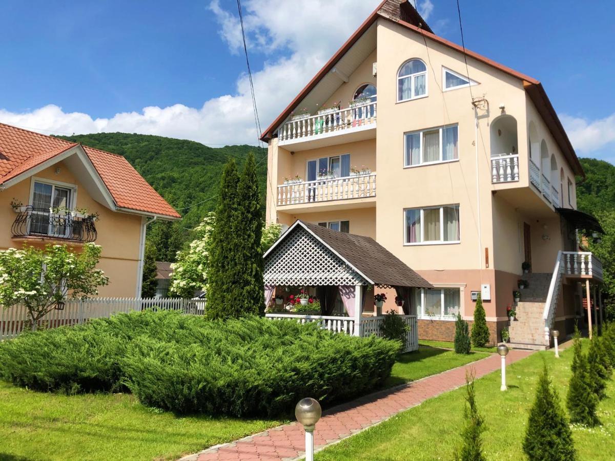 У Оксани Hotel Solochyn Eksteriør billede